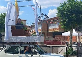 La polémica imagen del alcalde de Soria subido a un 'papamóvil' en las fiestas de Tardelcuende