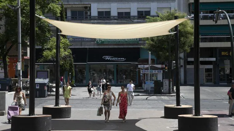 Uno de los toldos usados en la Feria y ahora situados en distintos puntos de la ciudad