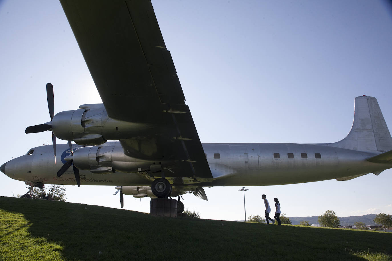 Fotos: el vuelo del avión cultural, de icono a objeto de vandalismo