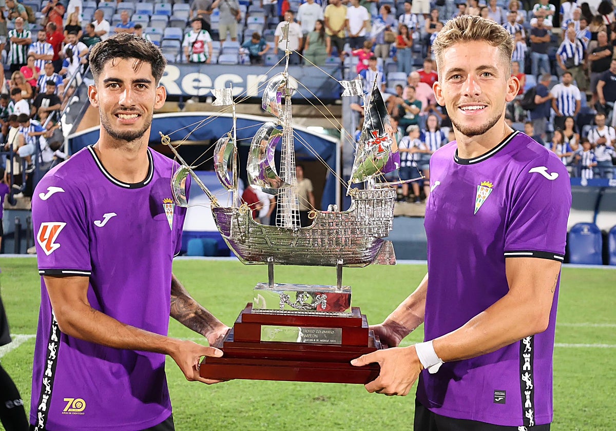 Calderón e Isma Ruiz sostienen el Trofeo Colombino ganado en Huelva el pasado martes