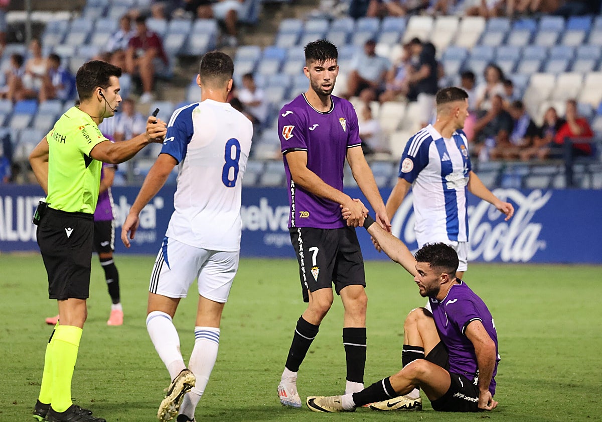 El cuadro blanquiverde, con la segunda equipación, durante el Trofeo Colombino ante el Recreativo