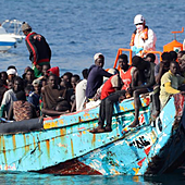 Un cayuco con 76 migrantes y cinco menores llega por sus propios medios a El Hierro