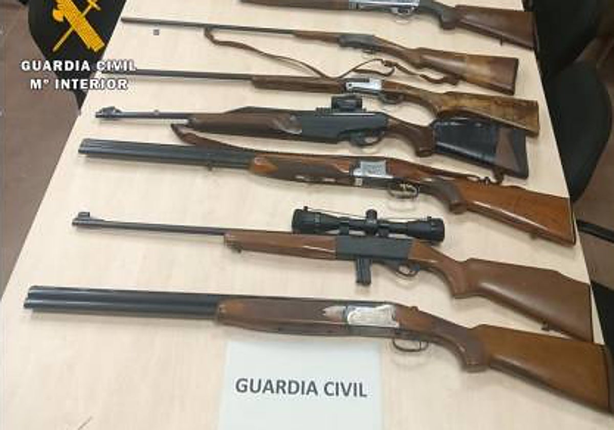 Amenaza con una escopeta desde su balcón a diez vecinos por hacer ruido en una calle de Medina de Rioseco