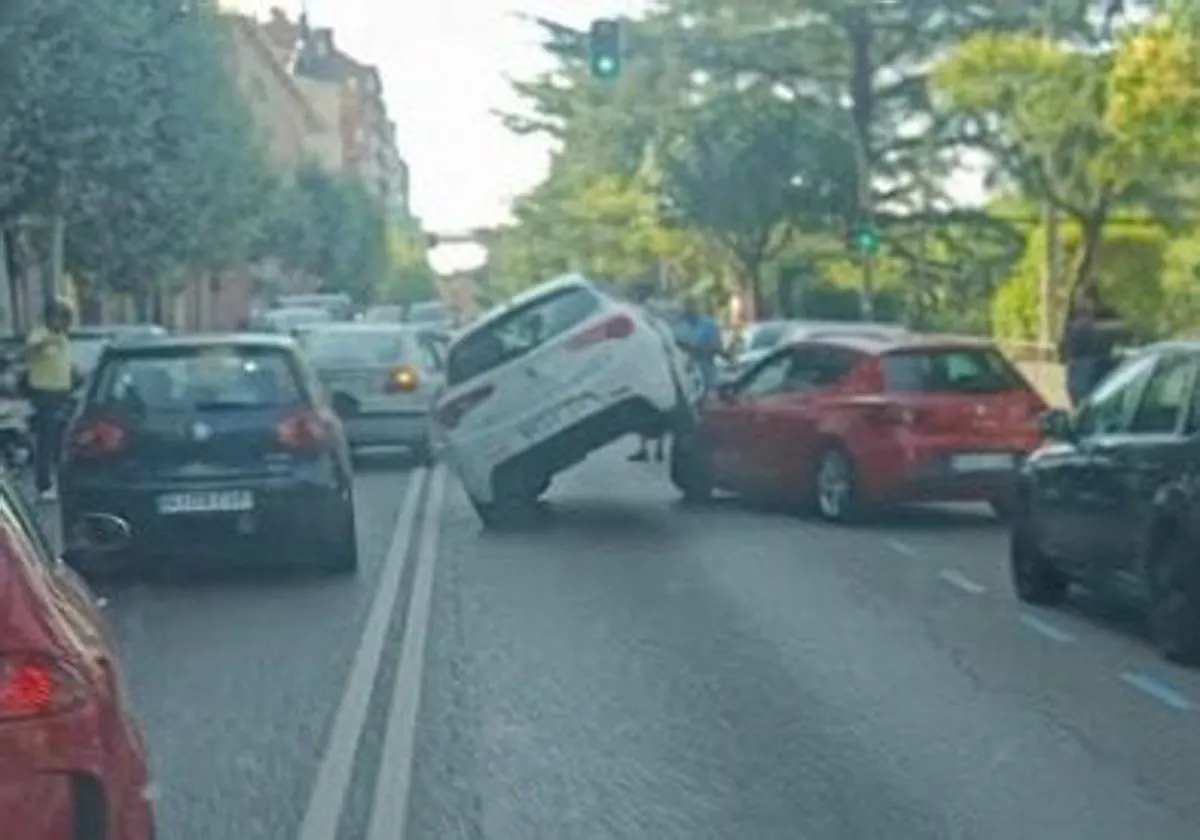 Un coche ha acabado montado sobre otro tras sufrir un accidente en León capital