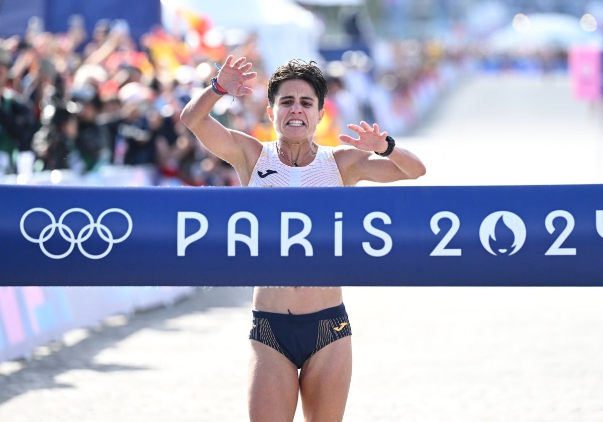 La atleta granadina María Pérez en el momento de ganar la carrera este miércoles en París