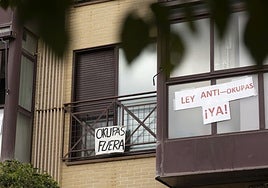 «Nos han dejado sin agua en el retrete»: varias familias okupan un edificio en Valencia y denuncian un «aislamiento inhumano»