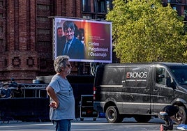Escenario montado y pantalla encendida: todo listo para la actuación de Puigdemont en su regreso a España