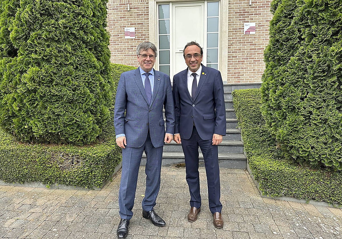 El presidente del Parlament, Josep Rull, en Waterloo (Bélgica) con el expresidente Carles Puigdemont.