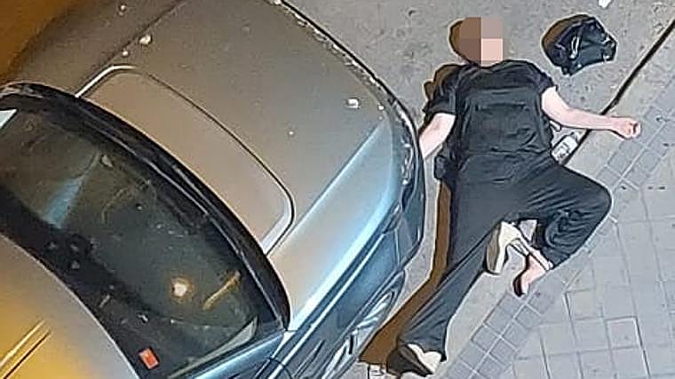 Una clienta frente al establecimiento