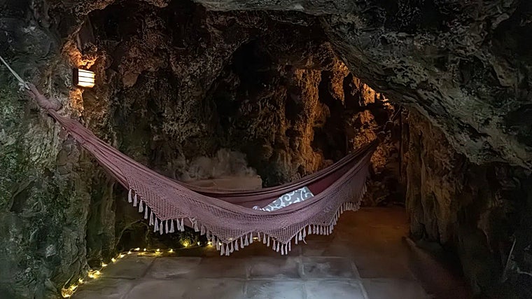 Se utiliza como retiro de yoga y cuenta con salas de meditación