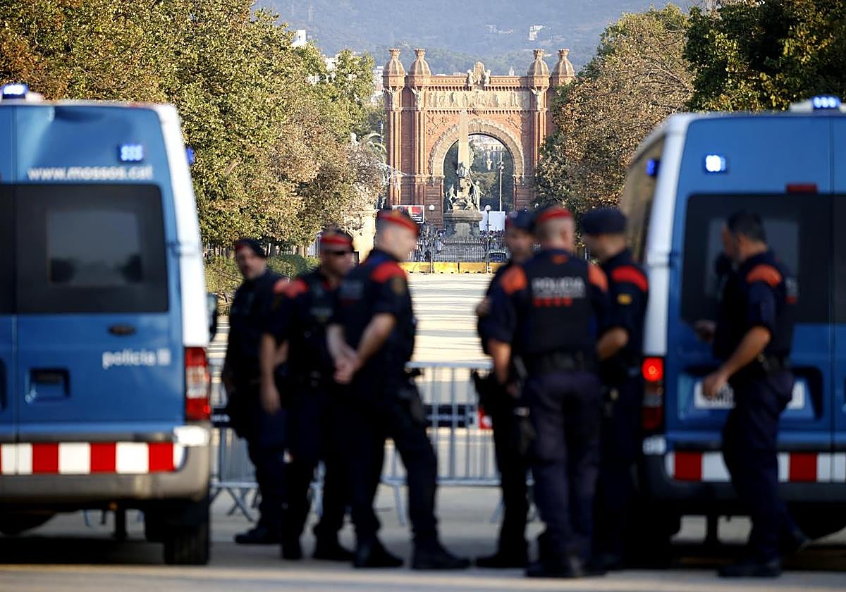 Detenidos dos agentes de los Mossos por colaborar en la huida de Puigdemont