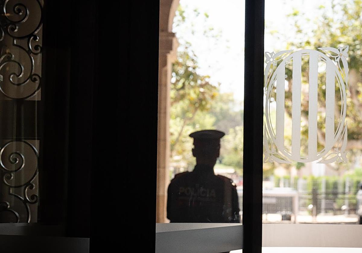 Un mosso en la puerta del Parlament horas antes del debate de investidura
