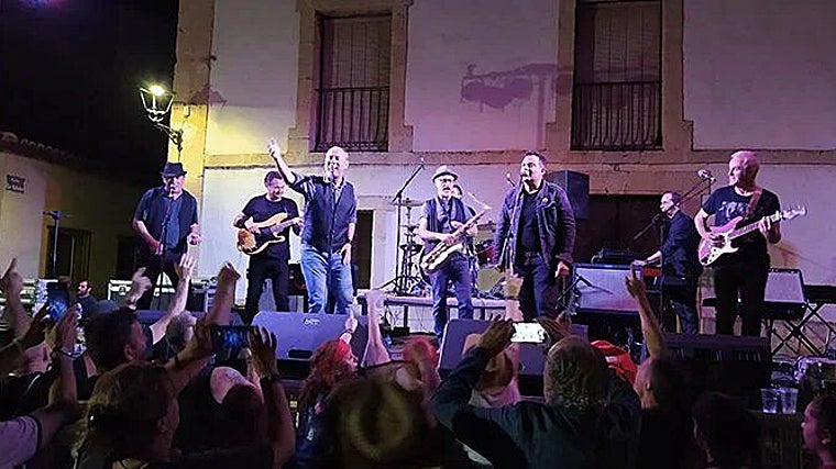 En la imagen de archivo, uno de los grupos que ha actuado en el festival de Peralejos de las Truchas