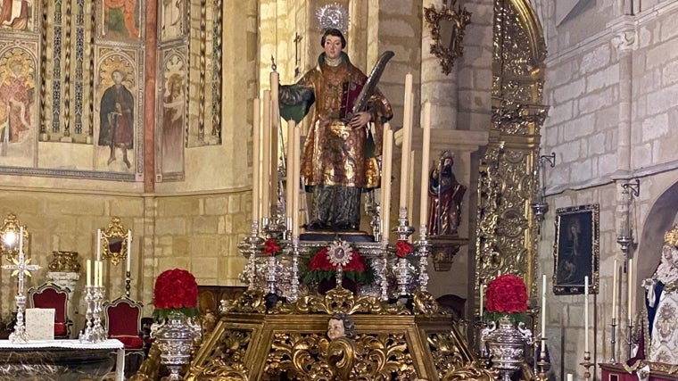 San Lorenzo, sobre su paso, preparado para los cultos