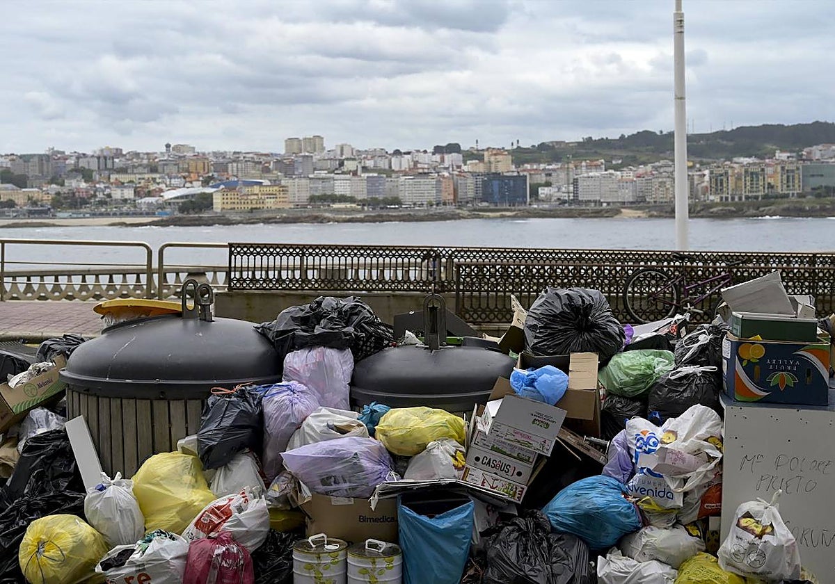 Basura amontonada durante el parón en La Coruña, a 21 de julio