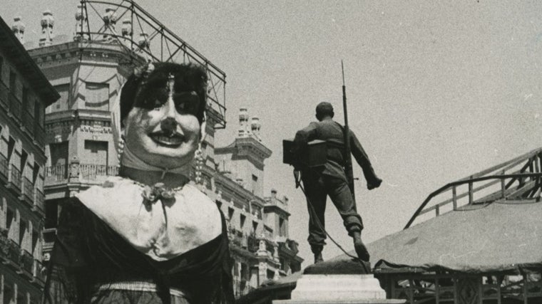 Gigantes y cabezudos en la plaza de Cascorro en 1953