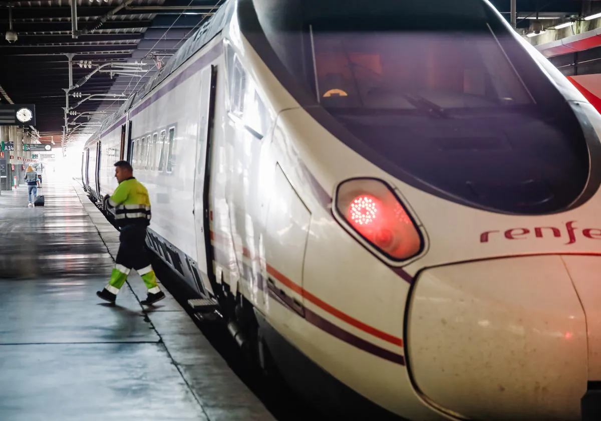 Un tren en la estación de Chamartín en una imagen de archivo