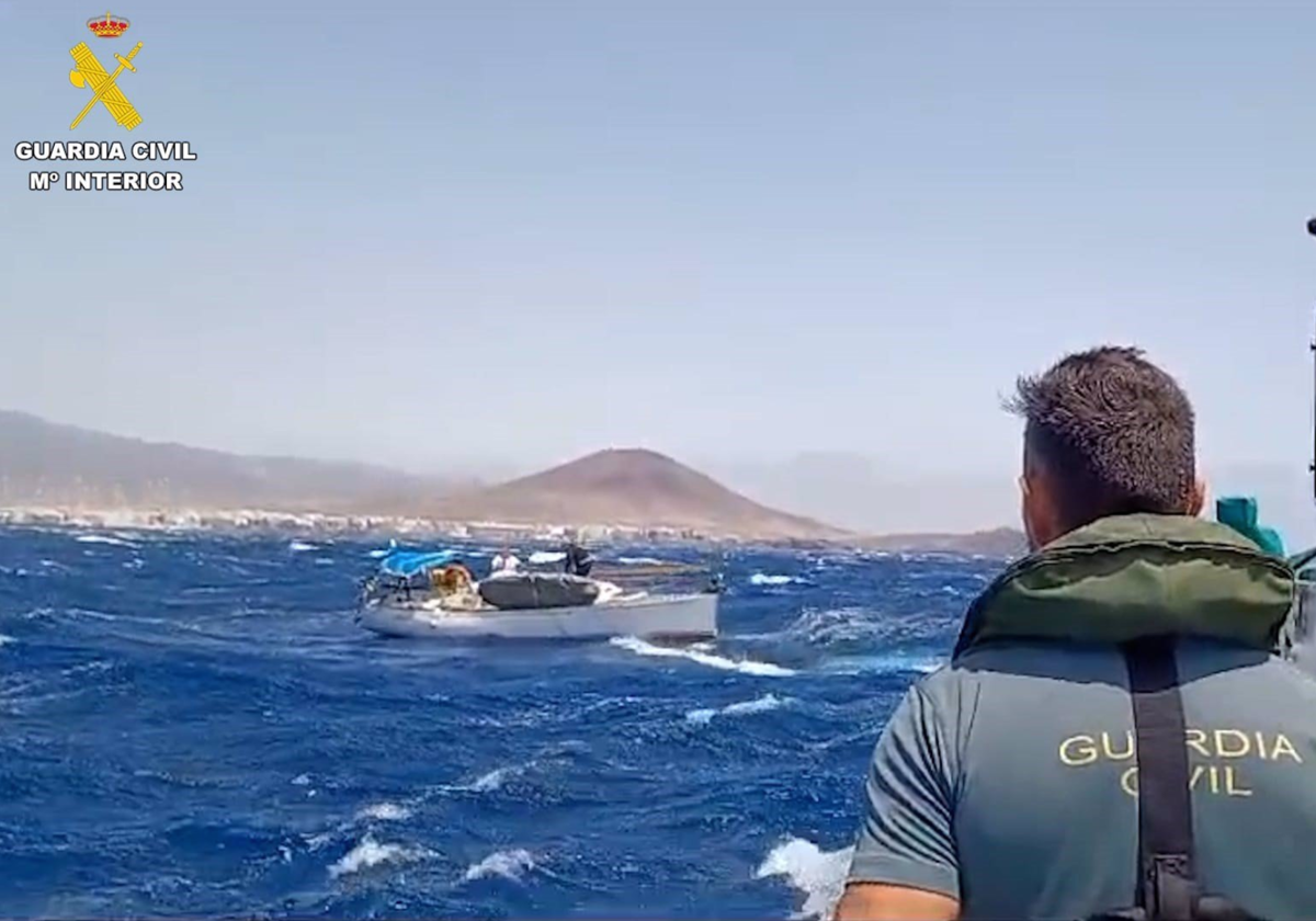 Rescate de un velero a la deriva en aguas de Canarias