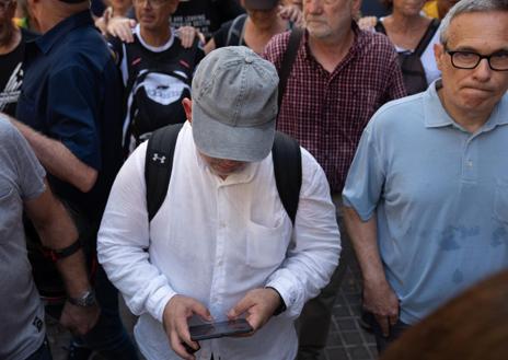 Imagen secundaria 1 - Gonzalo Boye se mostró inquieto de principio a fin. Una vez el 'expresident' se fugó, estuvo todo el rato pendiente del móvil y de los helicópteros que sobrevolaban el perímetro del 'Parlament' hasta que huyó en taxi 