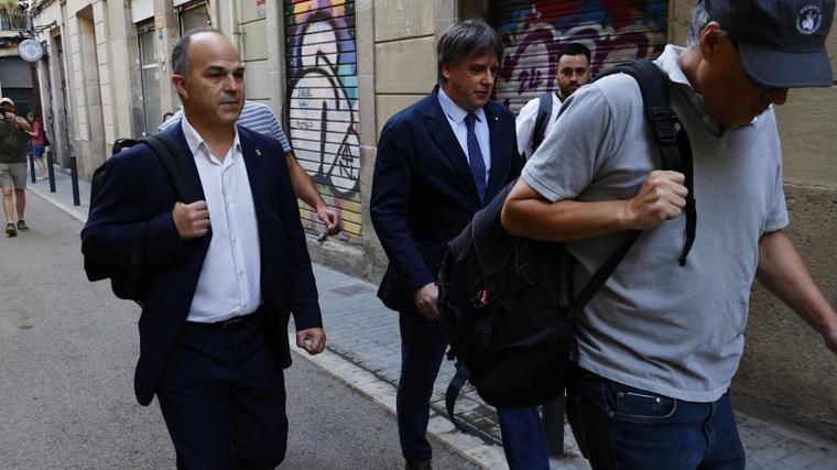 Turull y Puigdemont, por las calles de Barcelona, a su llegada al escenario del Arco del Triunfo