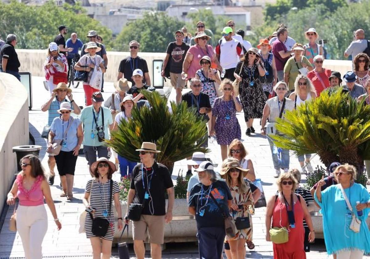 Turistas por el Puente Romano de Córdoba