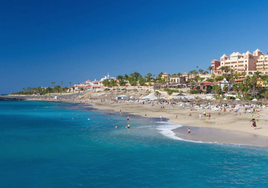 Dos adultos y una niña de cinco años, rescatados en apuros en una playa de Tenerife