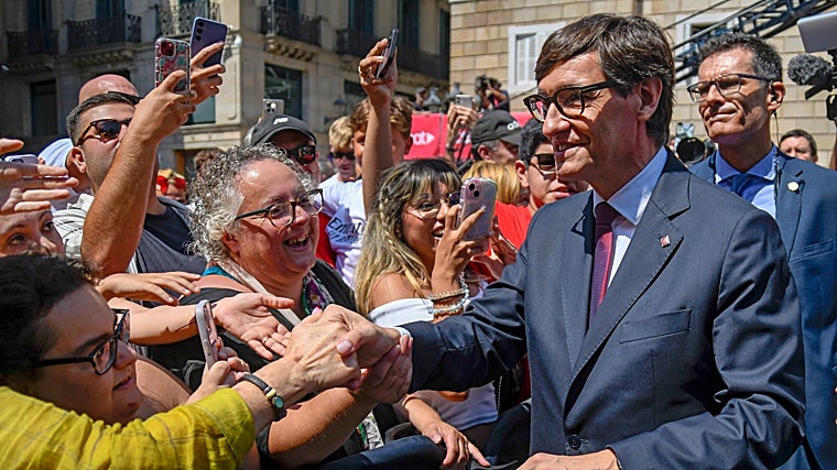 Salvador Illa, tras tomar posesión del cargo, en la plaza San Jaime saludando a los seguidores que han acudido para celebrar su nombramiento