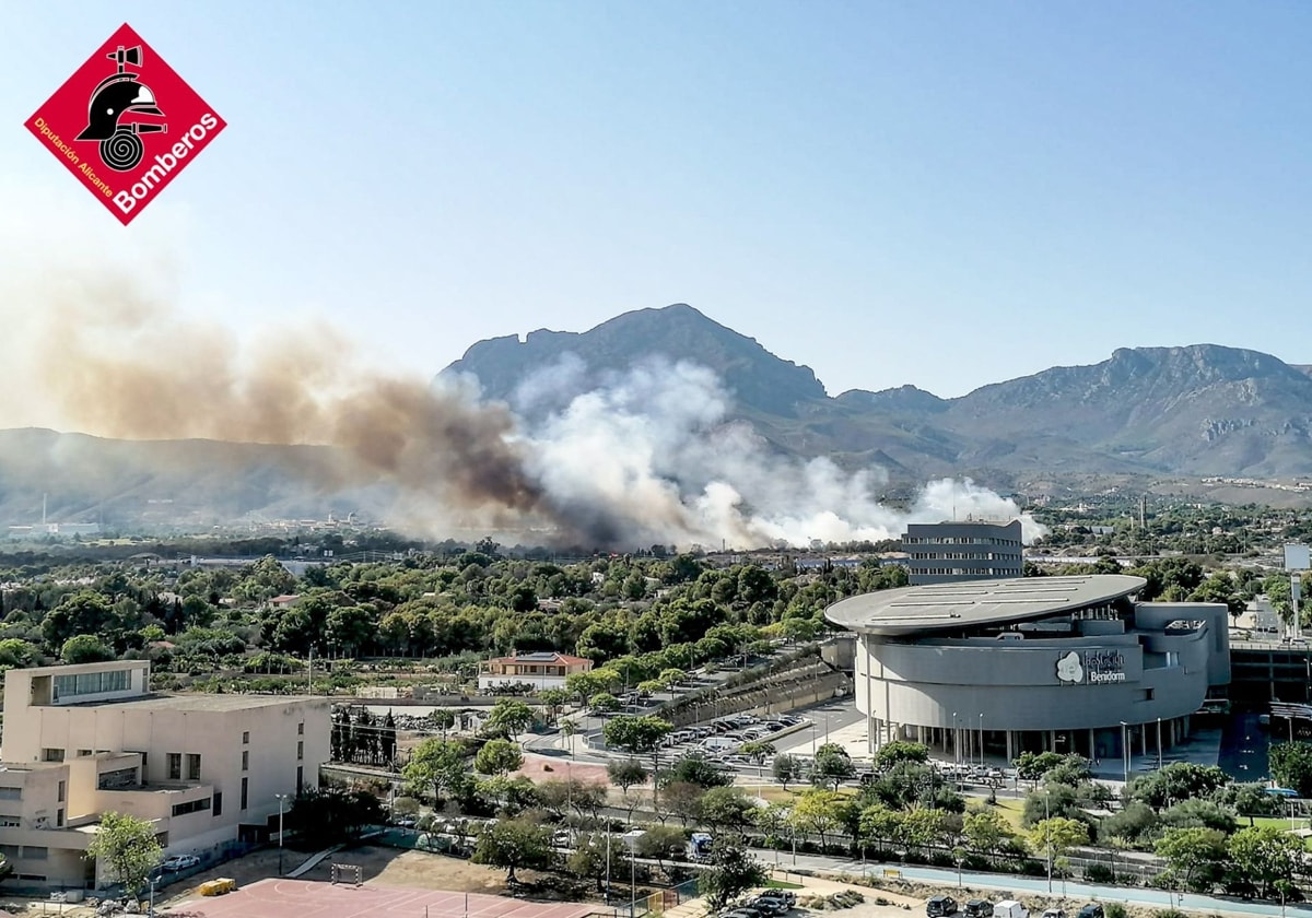 Imagen del incendio originado este sábado en Benidorm (Alicante)