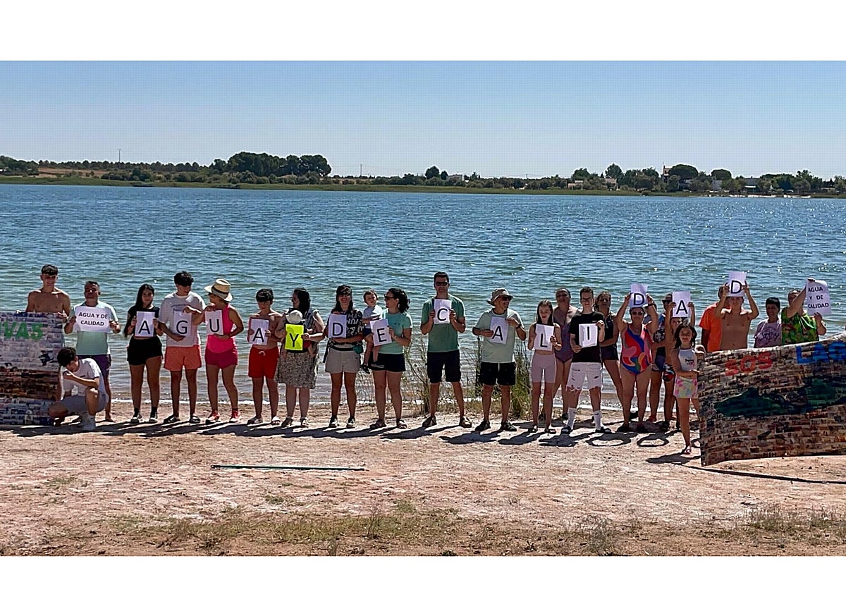 Medio centenar de personas formaron este sábado una cadena humana en las lagunas de Villafranca de los Caballeros