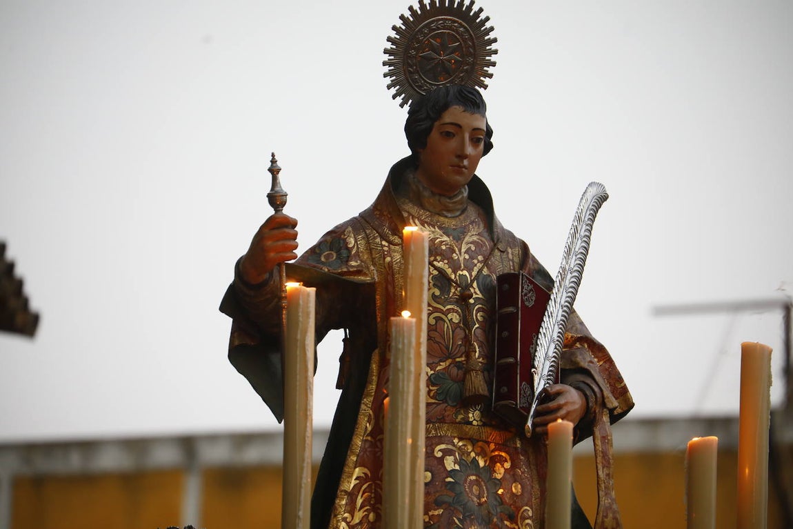 Fotos: La elegante procesión de San Lorenzo por las calles de su barrio en Córdoba