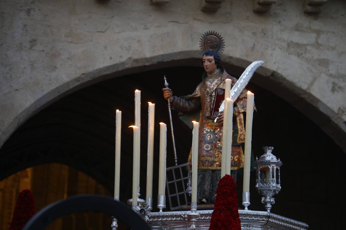 Fotos: La elegante procesión de San Lorenzo por las calles de su barrio en Córdoba