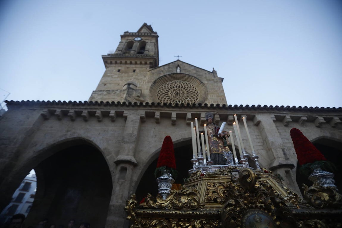 Fotos: La elegante procesión de San Lorenzo por las calles de su barrio en Córdoba