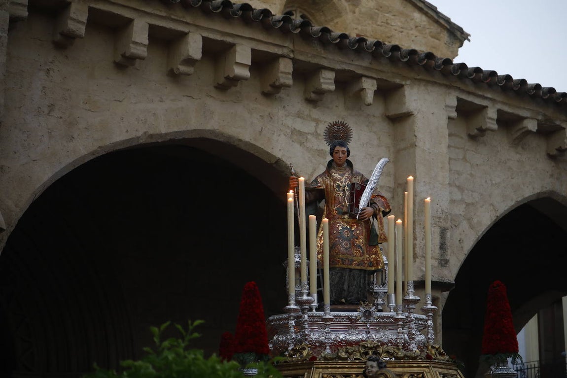 Fotos: La elegante procesión de San Lorenzo por las calles de su barrio en Córdoba