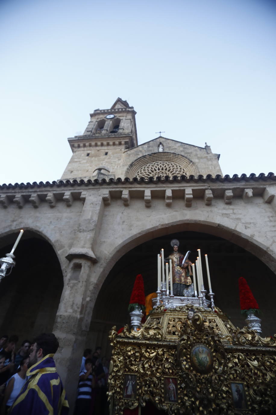 Fotos: La elegante procesión de San Lorenzo por las calles de su barrio en Córdoba