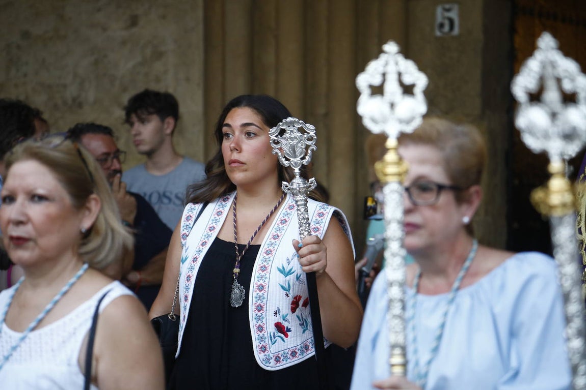 Fotos: La elegante procesión de San Lorenzo por las calles de su barrio en Córdoba