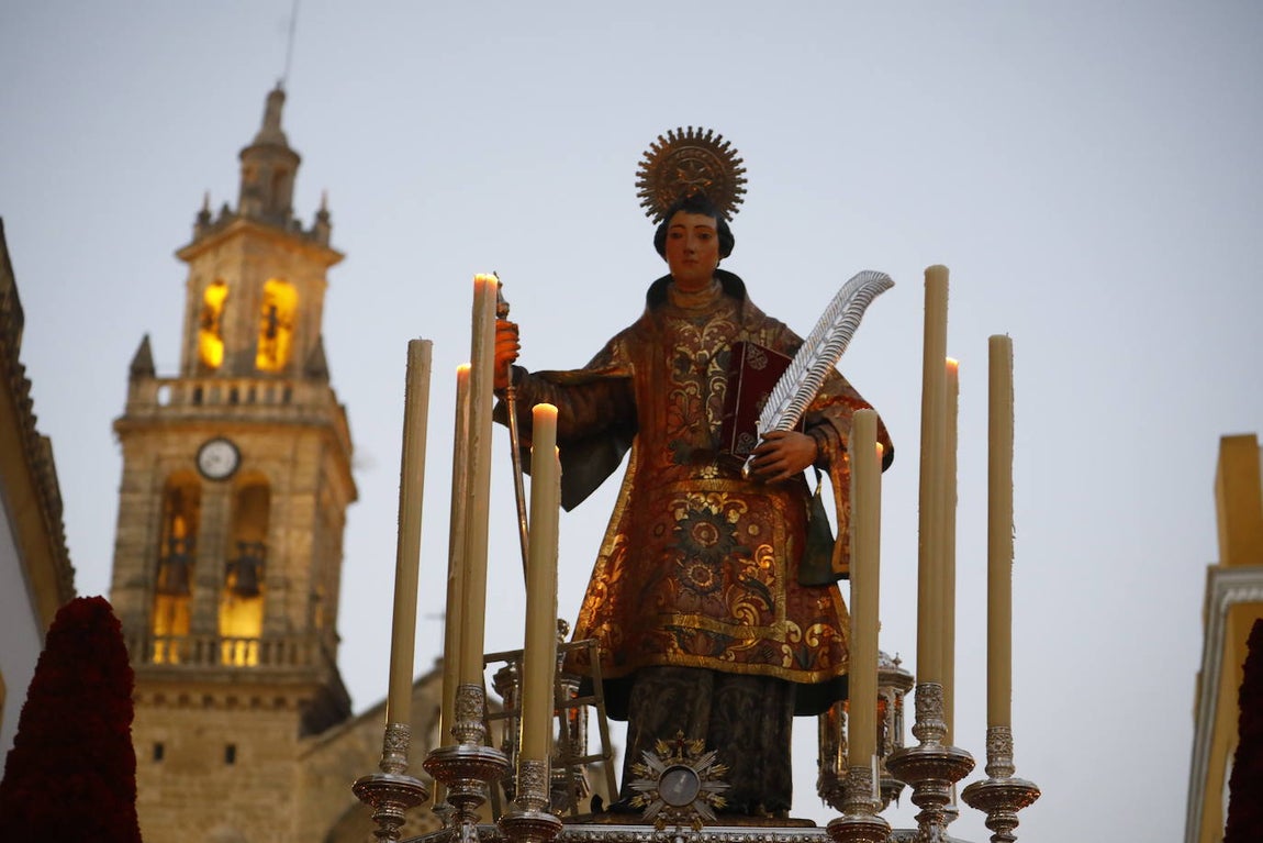 Fotos: La elegante procesión de San Lorenzo por las calles de su barrio en Córdoba