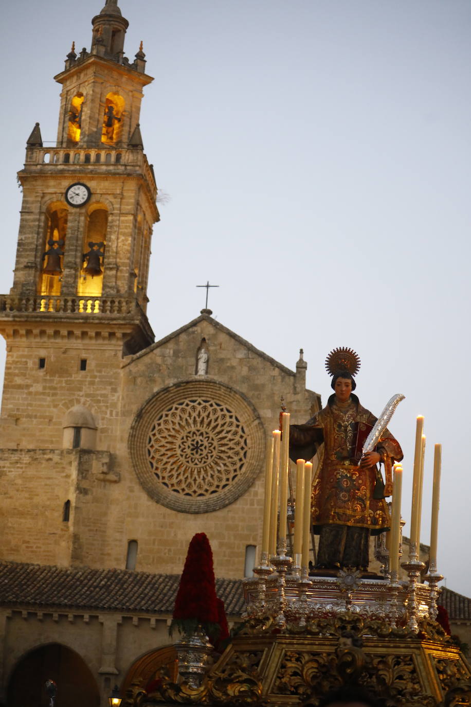 Fotos: La elegante procesión de San Lorenzo por las calles de su barrio en Córdoba