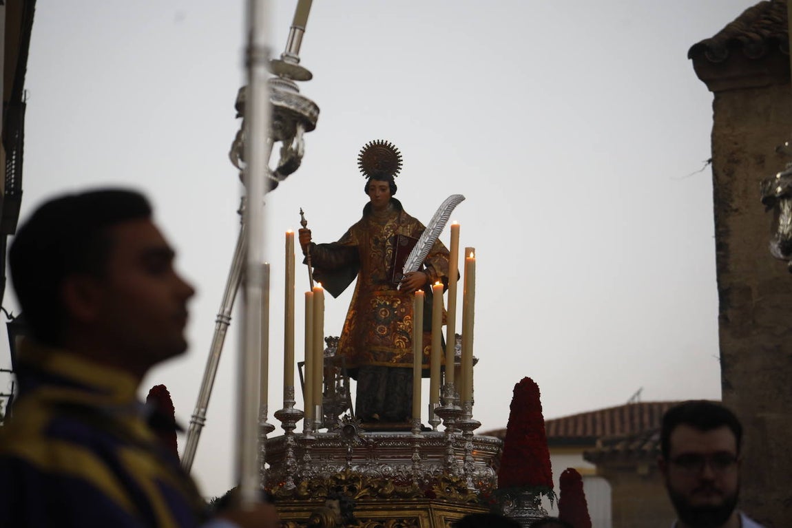 Fotos: La elegante procesión de San Lorenzo por las calles de su barrio en Córdoba