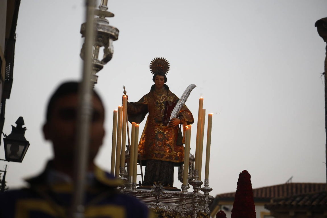 Fotos: La elegante procesión de San Lorenzo por las calles de su barrio en Córdoba