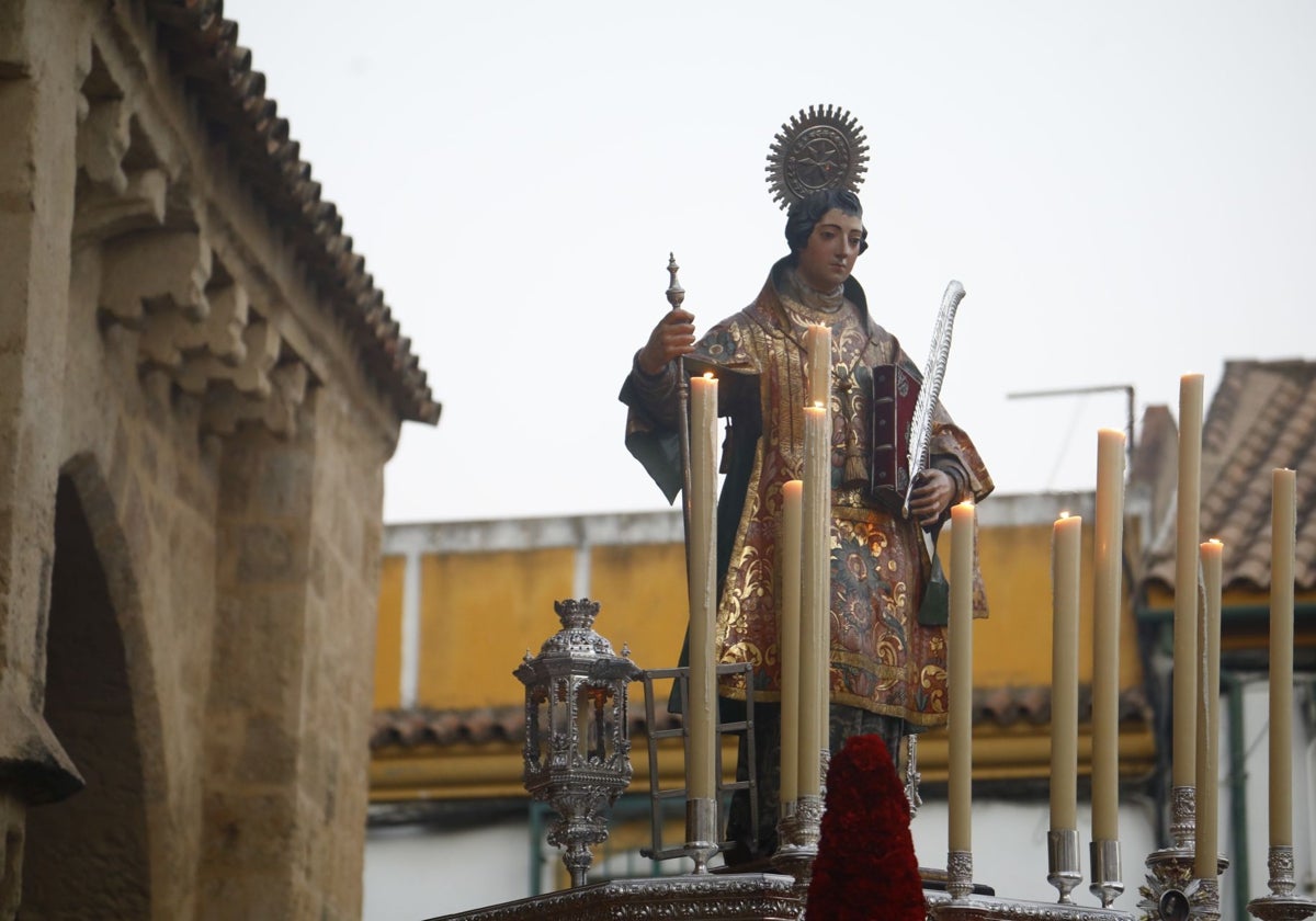 San Lorenzo mártir, cuyo paso lucía flores rojas, salió en procesión el sábado