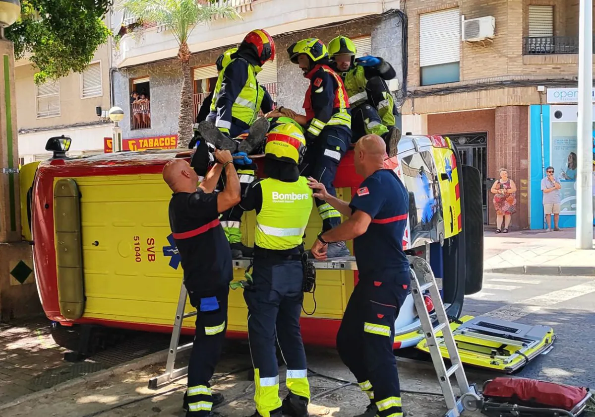 Imagen de la ambulancia siniestrada este domingo en Elche