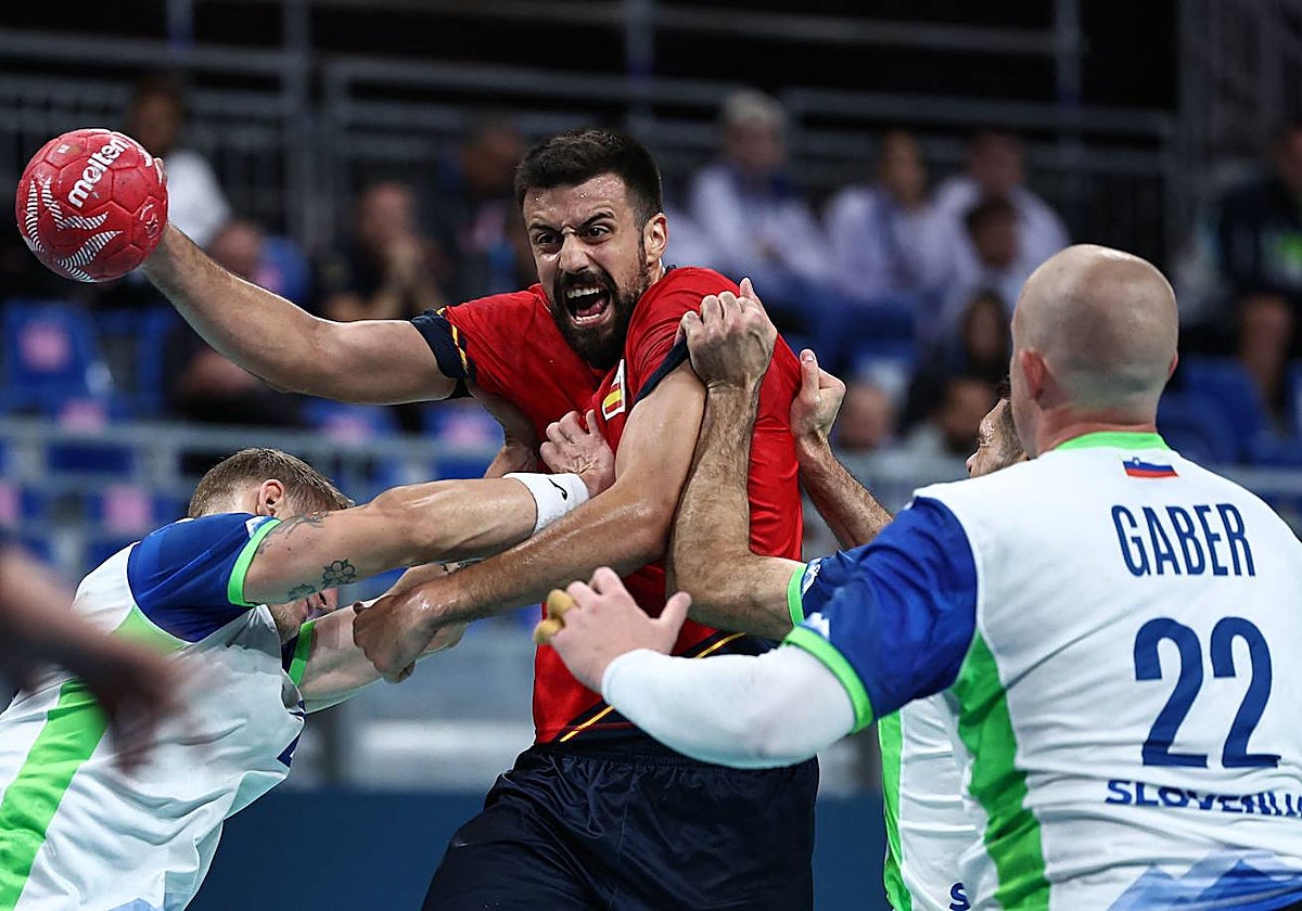 Agustín Casado, tratando de superar la férrea defensa eslovena