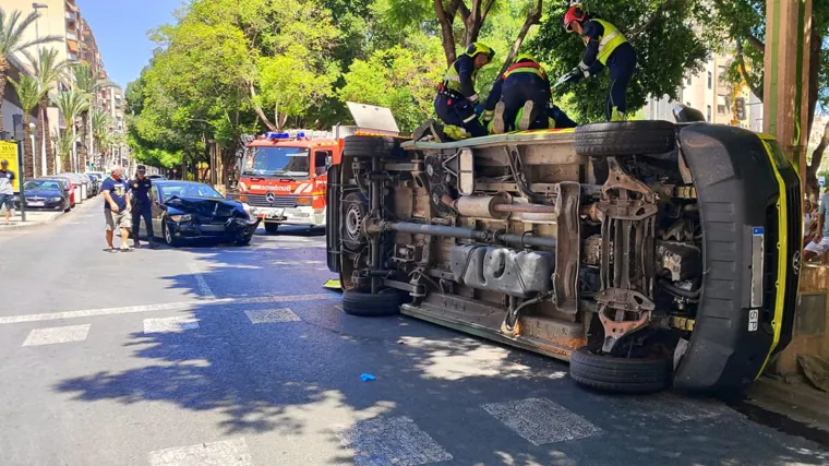 Imagen de la ambulancia siniestrada en Elche