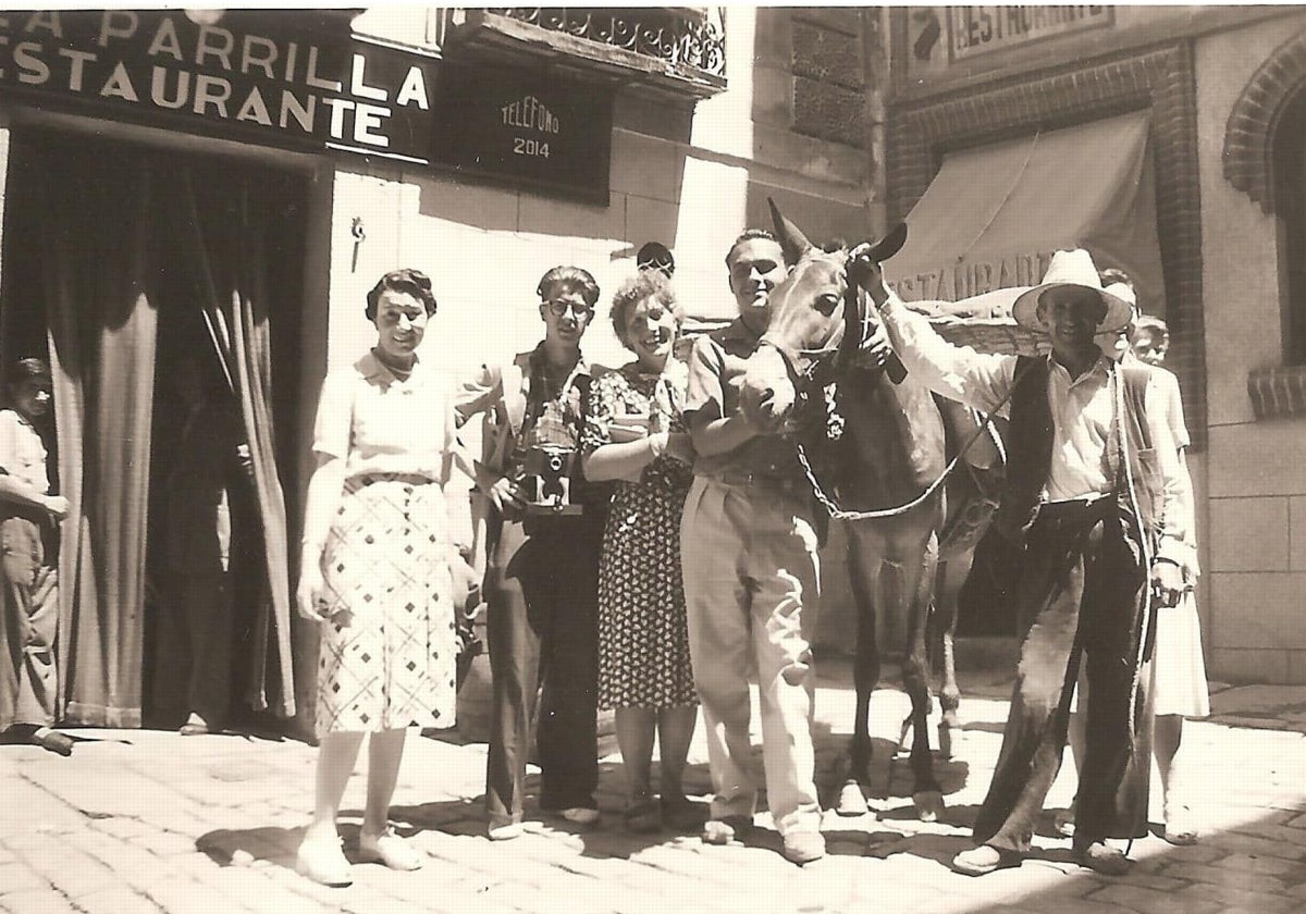 Grupo de franceses fotografiados con una mula en la plaza de Barrio Rey