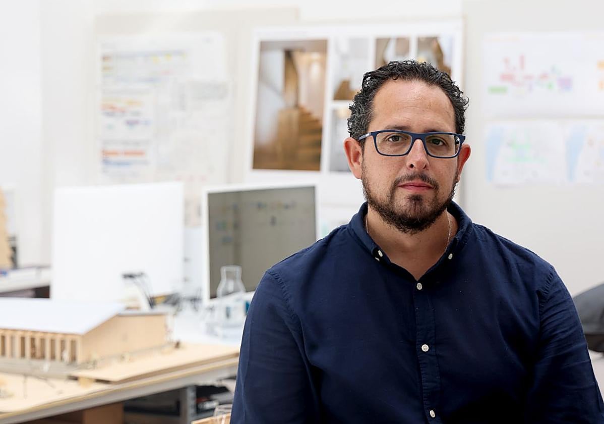 Pedro Peña en su estudio de Basilea