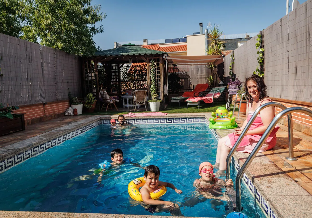 Céline Rabbat y su familia en la piscina de Mercedes