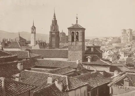 Imagen secundaria 1 - ((1- Imagen de Alfredo Dueñas (segundo por la derecha) en una tarde de baños en el río Tajo en la playa de Safont. 2-Imagen de Jean Laurent con tres elementos patrimoniales desaparecidos: la torre del Reloj de la catedral, el cimborrio y la nave de la iglesia de la Magdalena. 3-Imagen del fotógrafo Thomas Hoepker tomada en 1963.