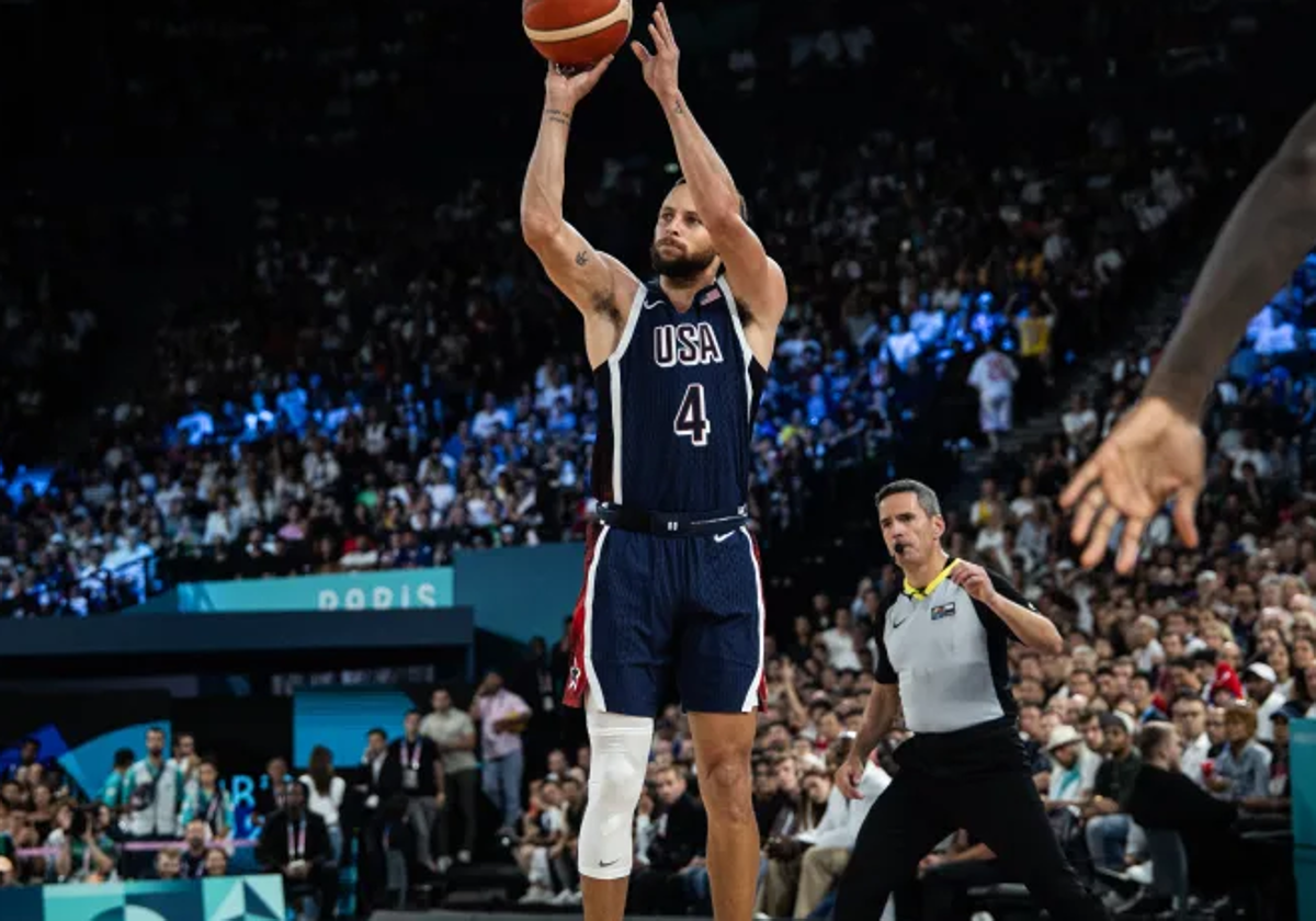 Antonio Conde arbitrando en la final olímpica de baloncesto