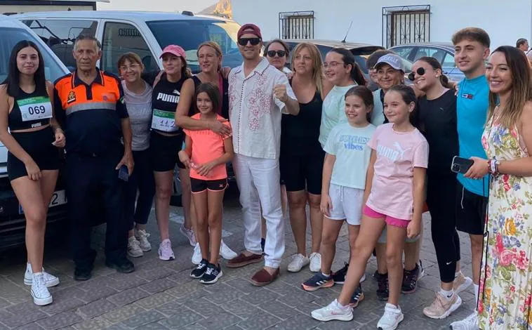 Imagen principal - David Bisbal con algunos fans en Vélez-Blanco