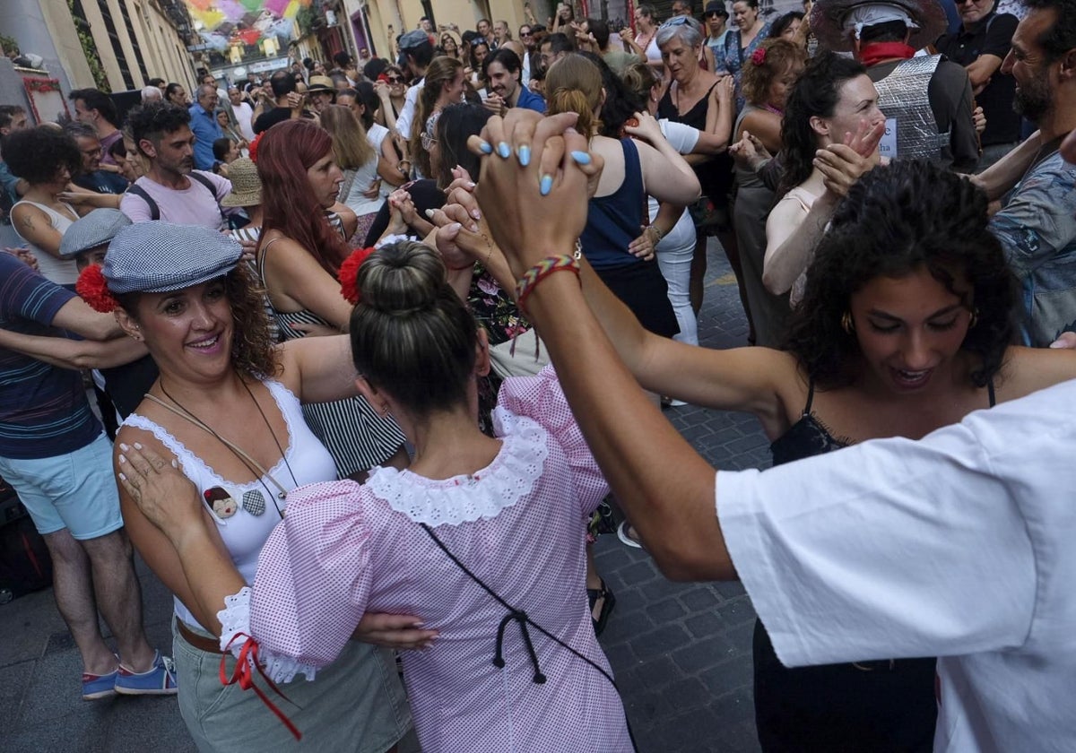 Varias personas bailando chotis en las fiestas de San Cayetano